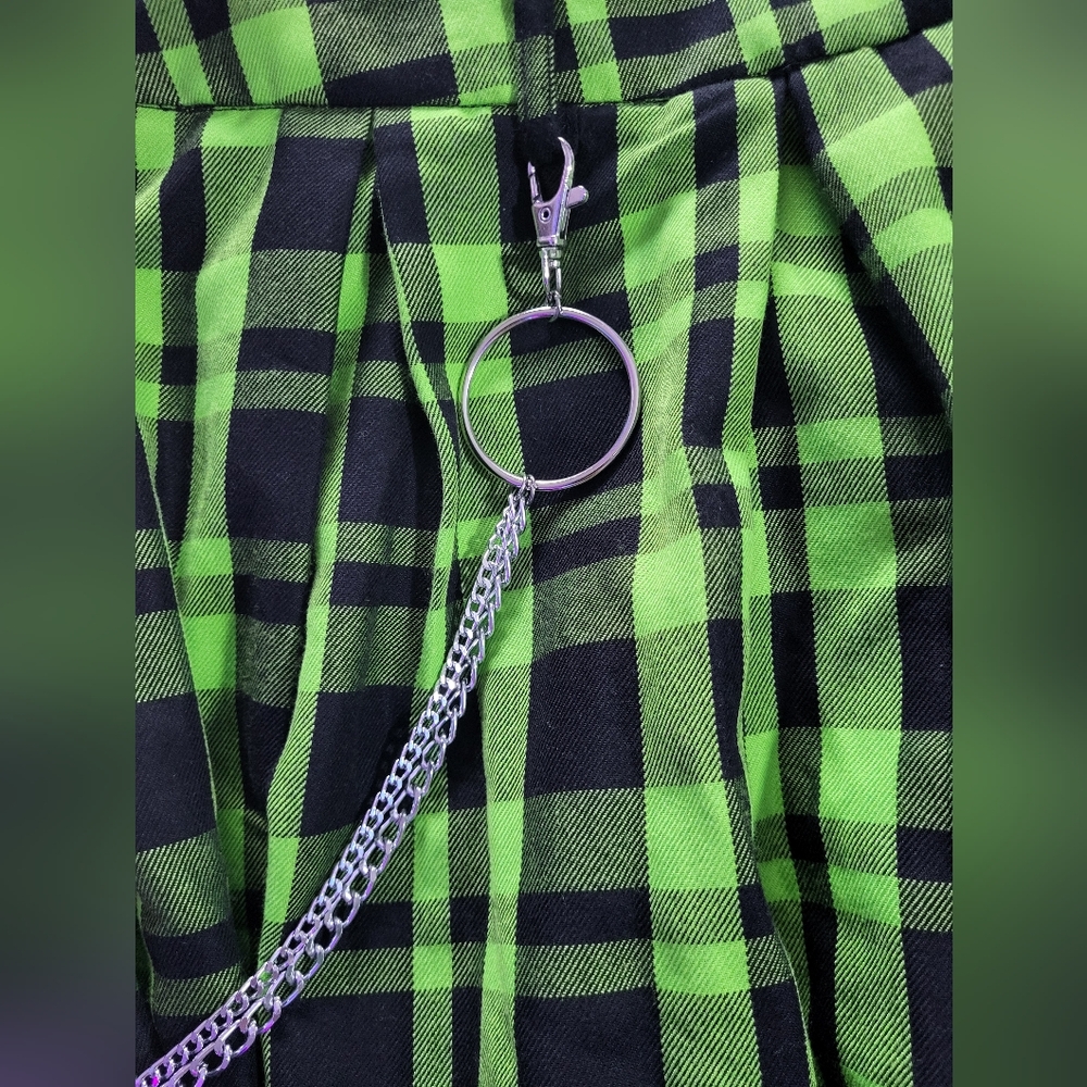 Hot Topic Plaid Green Skirt with Chain Size 3 - Picture 15 of 16